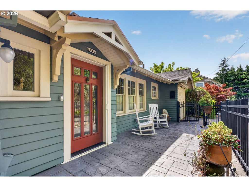 2440 Sw HOFFMAN Ave, Portland, OR 97201
