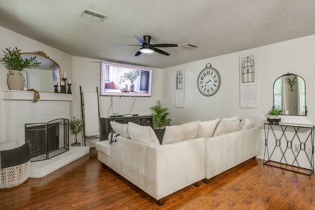 1956 Lariat Drive, Fort Worth, TX 76247