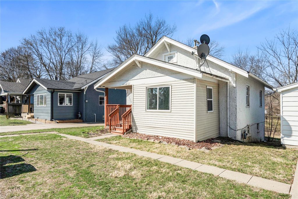2720 Glover Avenue, Des Moines, IA 50315