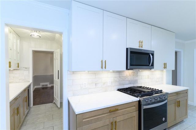 2001 W 79 Street, Prairie Village, KS 66208