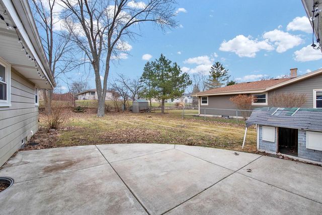 7679 S Lenox AVENUE, Oak Creek, WI 53154