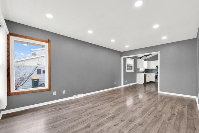 7679 S Lenox AVENUE, Oak Creek, WI 53154