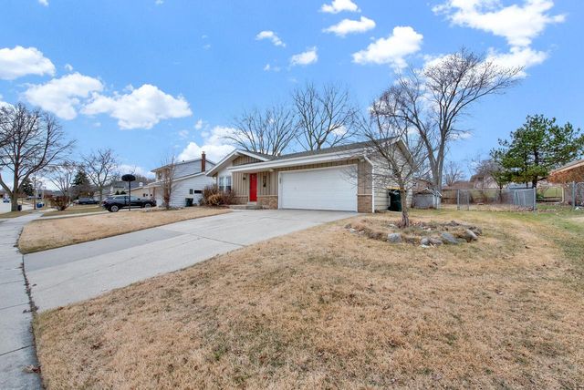 7679 S Lenox AVENUE, Oak Creek, WI 53154