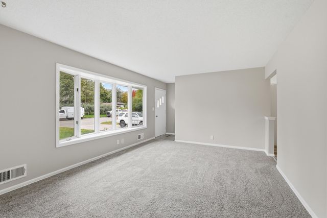 255 County Road C2 W, Roseville, MN 55113