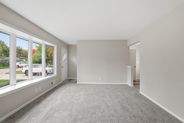 255 County Road C2 W, Roseville, MN 55113