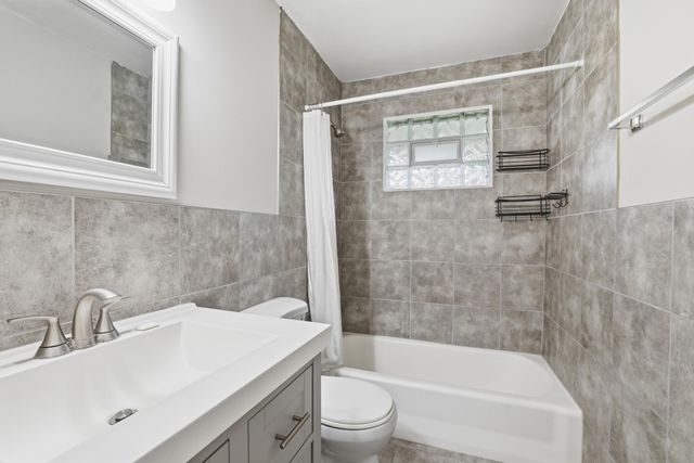 255 County Road C2 W, Roseville, MN 55113