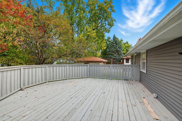 255 County Road C2 W, Roseville, MN 55113