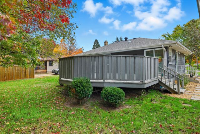 255 County Road C2 W, Roseville, MN 55113