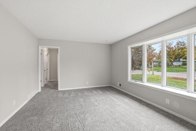 255 County Road C2 W, Roseville, MN 55113