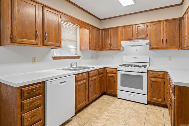 64 Creekwood, Jacksonville, AR 72076