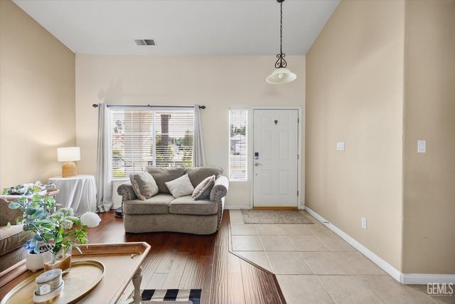 5200 Sand Castle Court, Bakersfield, CA 93312