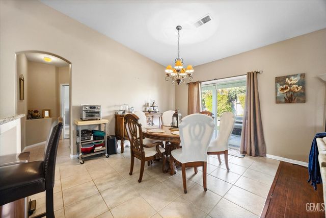 5200 Sand Castle Court, Bakersfield, CA 93312