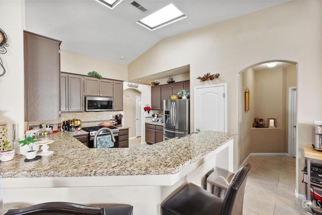 5200 Sand Castle Court, Bakersfield, CA 93312