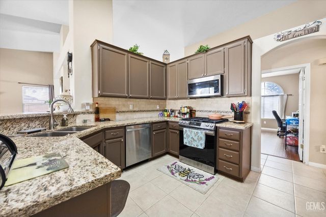 5200 Sand Castle Court, Bakersfield, CA 93312