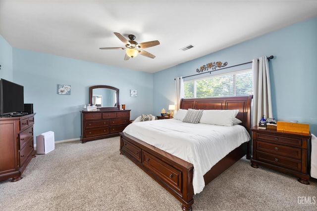 5200 Sand Castle Court, Bakersfield, CA 93312