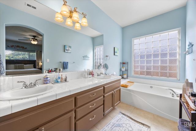 5200 Sand Castle Court, Bakersfield, CA 93312