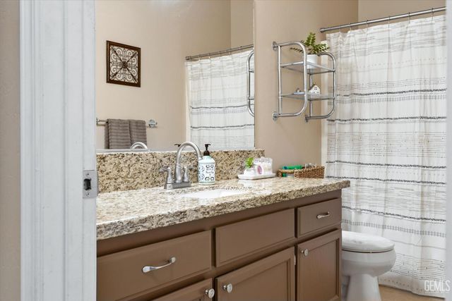 5200 Sand Castle Court, Bakersfield, CA 93312