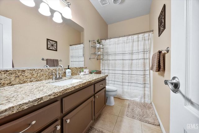 5200 Sand Castle Court, Bakersfield, CA 93312
