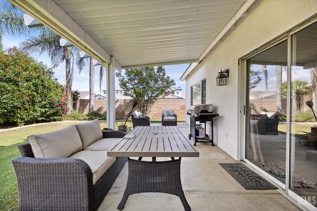 5200 Sand Castle Court, Bakersfield, CA 93312