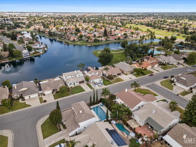 5200 Sand Castle Court, Bakersfield, CA 93312