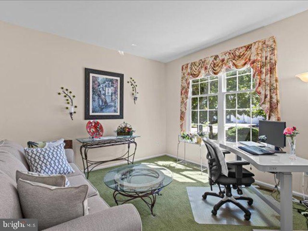12 WHITFORD DR, Burlington, NJ 08016