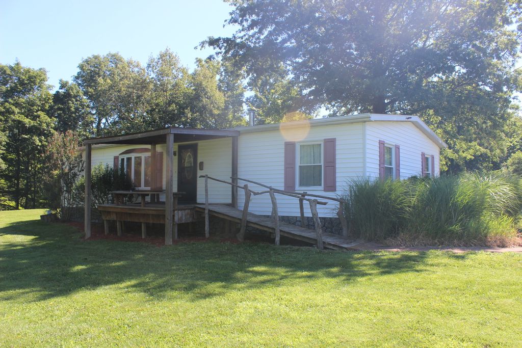 Image 1 of property listing at 3042 Cannon Gardens Road, Salem, IL 62881