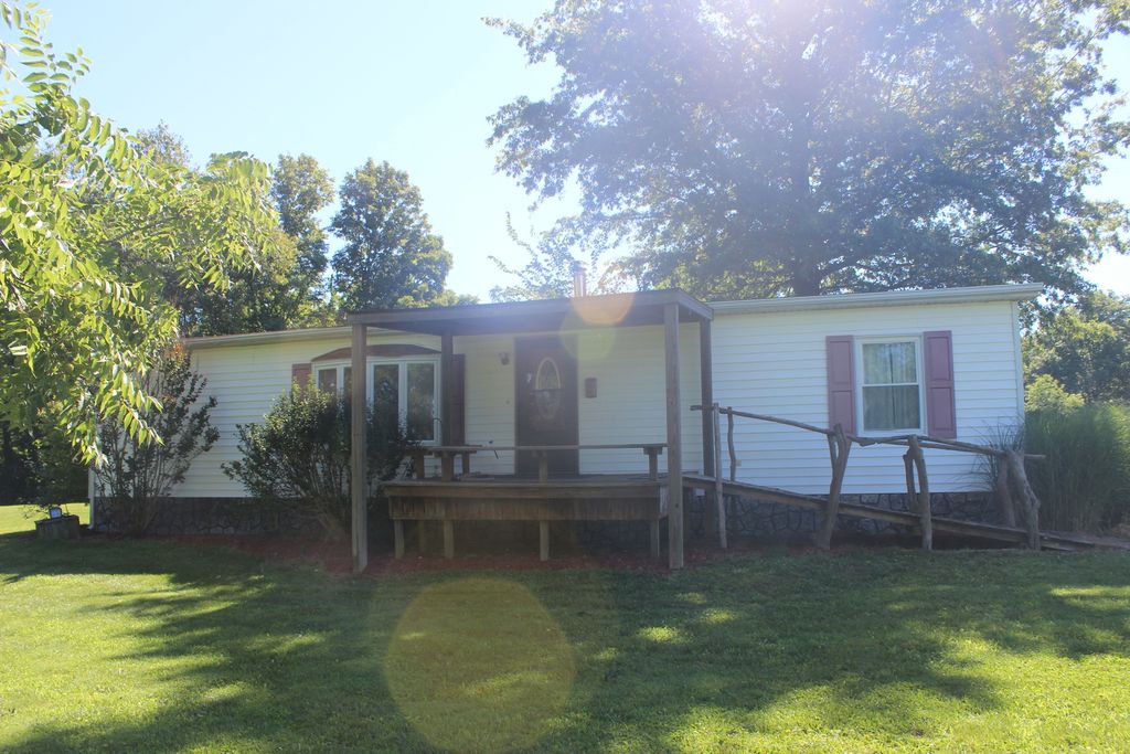 Image 2 of property listing at 3042 Cannon Gardens Road, Salem, IL 62881