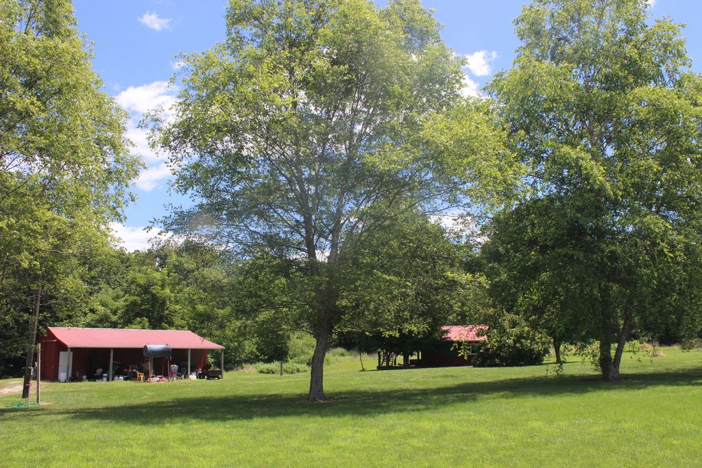 Image 11 of property listing at 3042 Cannon Gardens Road, Salem, IL 62881