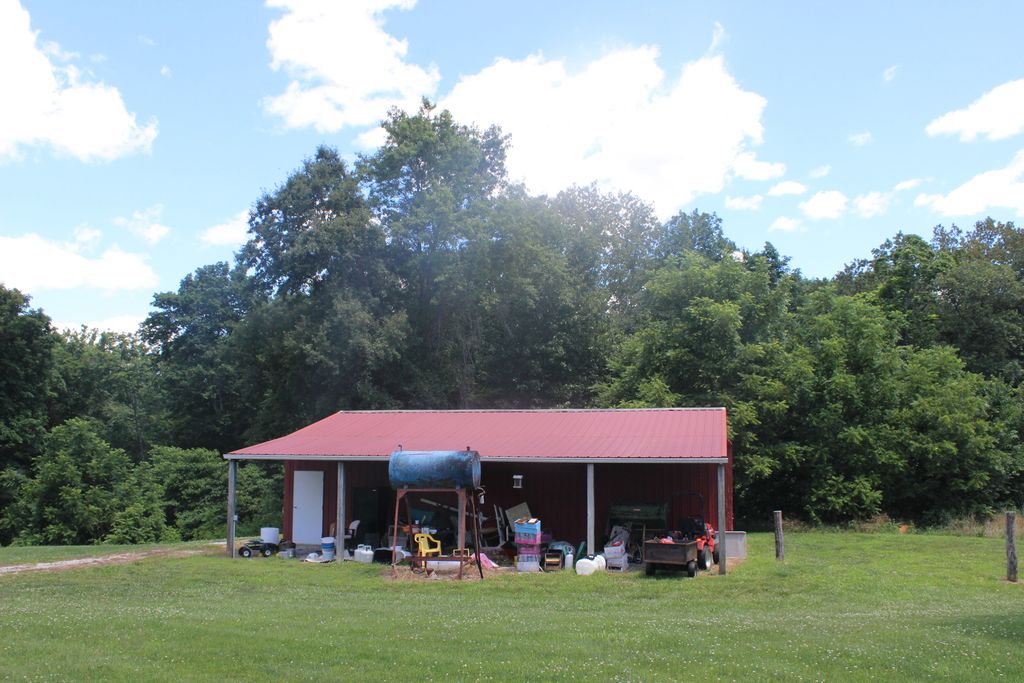 Image 12 of property listing at 3042 Cannon Gardens Road, Salem, IL 62881