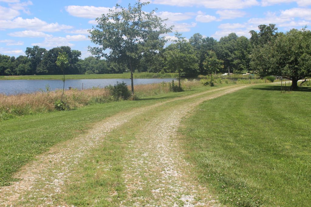 Image 14 of property listing at 3042 Cannon Gardens Road, Salem, IL 62881