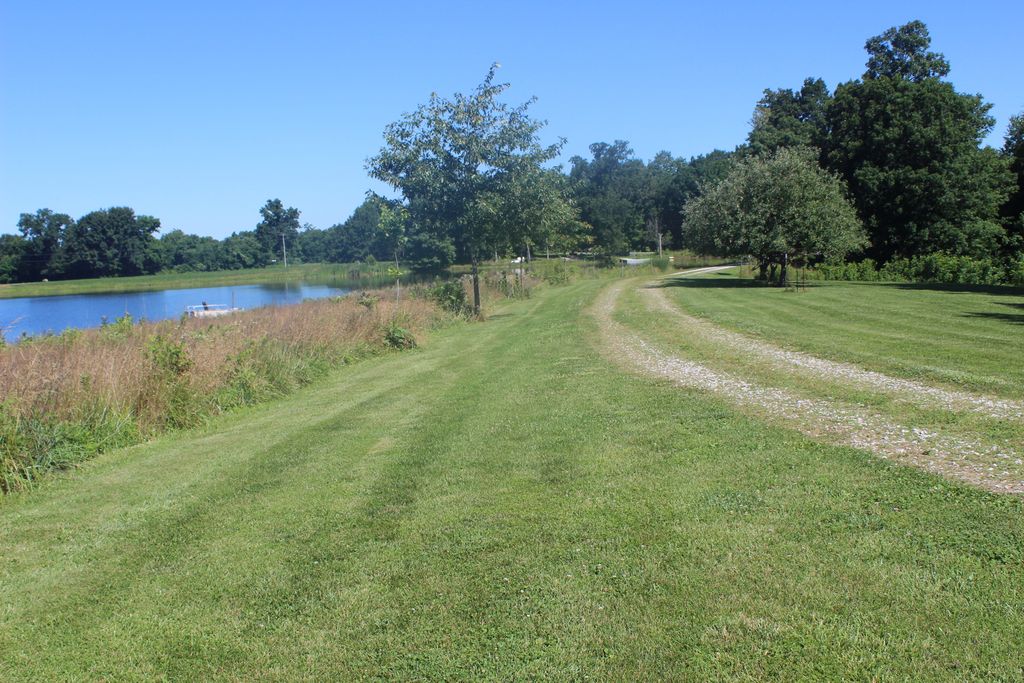 Image 15 of property listing at 3042 Cannon Gardens Road, Salem, IL 62881