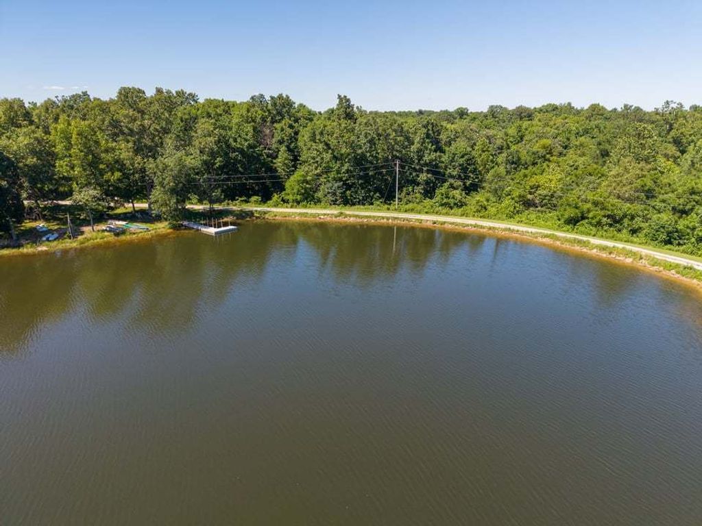 Image 16 of property listing at 3042 Cannon Gardens Road, Salem, IL 62881