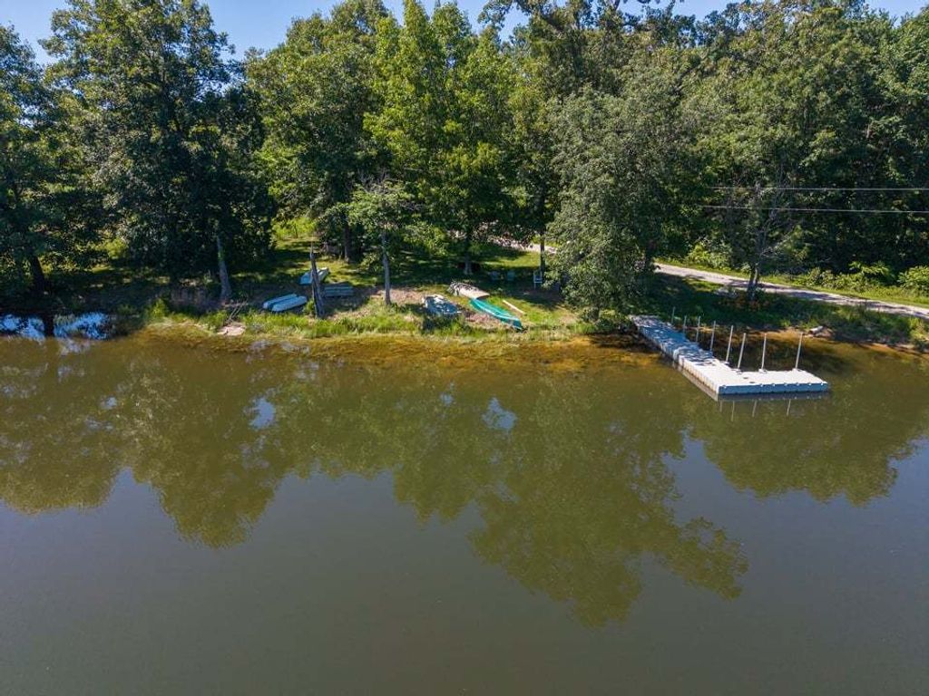 Image 17 of property listing at 3042 Cannon Gardens Road, Salem, IL 62881