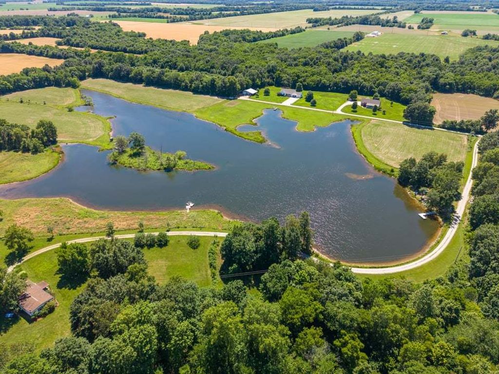 Image 18 of property listing at 3042 Cannon Gardens Road, Salem, IL 62881