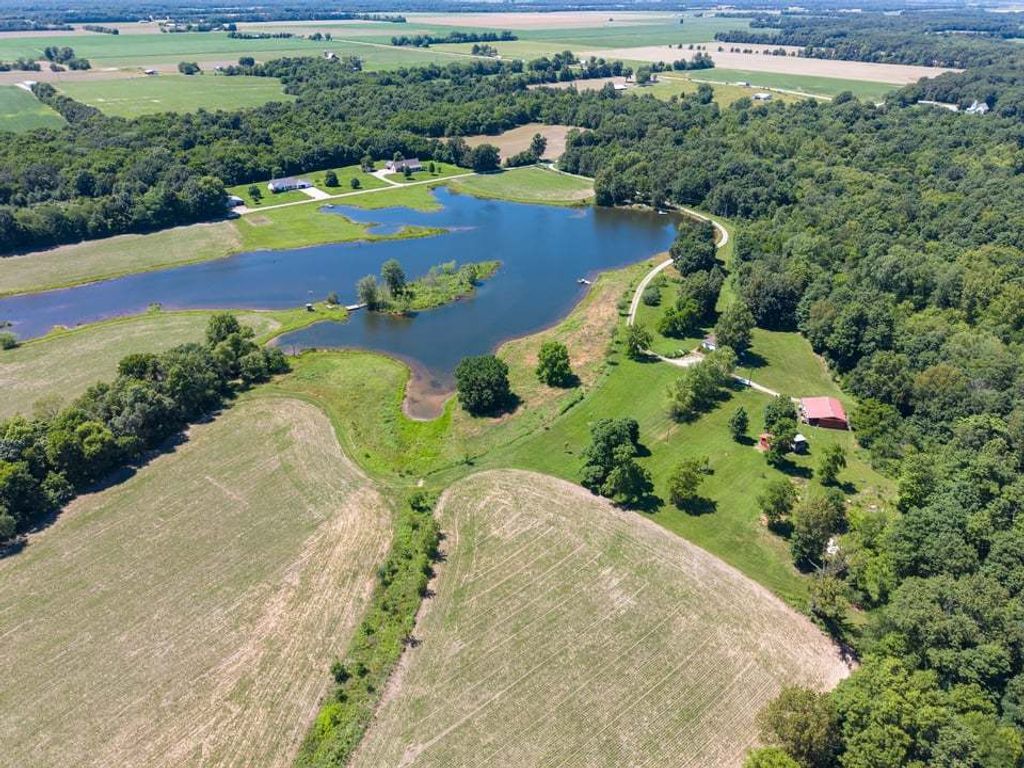 Image 20 of property listing at 3042 Cannon Gardens Road, Salem, IL 62881