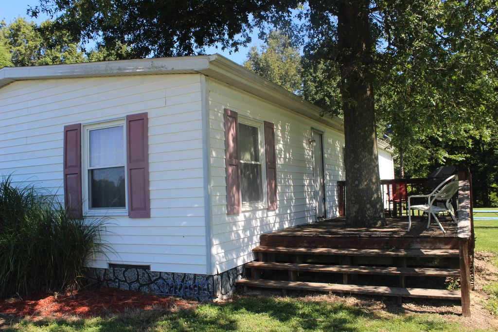 Image 3 of property listing at 3042 Cannon Gardens Road, Salem, IL 62881