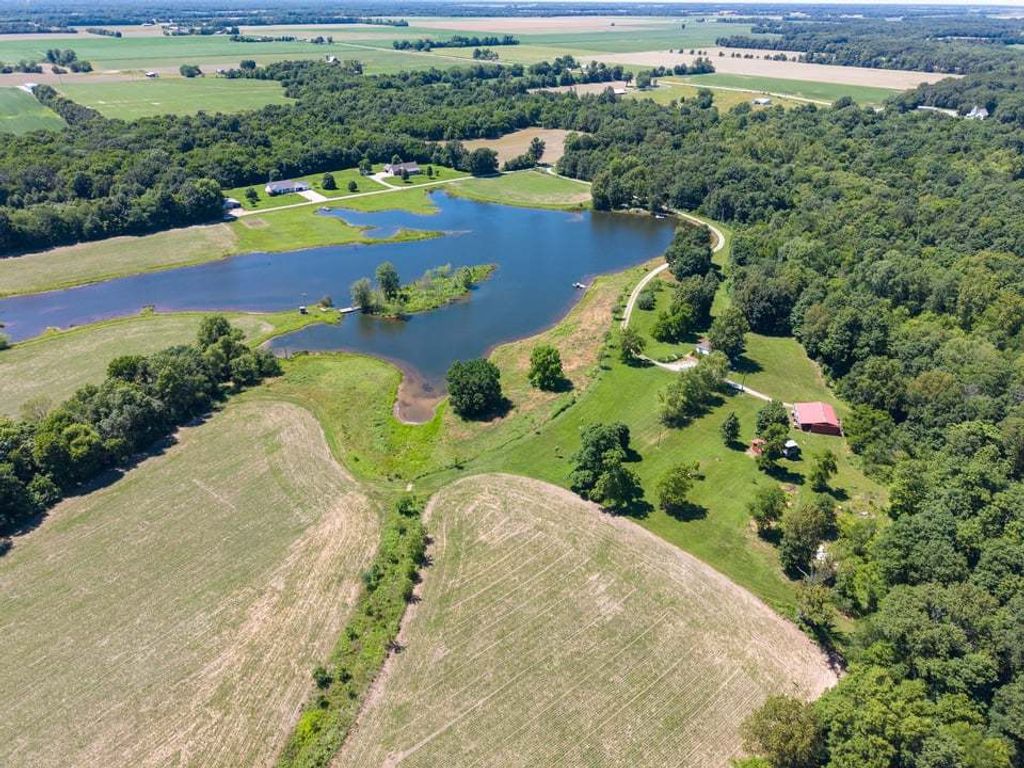 Image 21 of property listing at 3042 Cannon Gardens Road, Salem, IL 62881