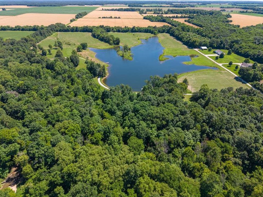 Image 22 of property listing at 3042 Cannon Gardens Road, Salem, IL 62881