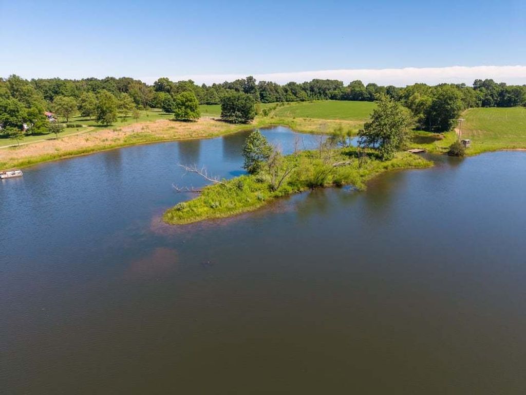 Image 23 of property listing at 3042 Cannon Gardens Road, Salem, IL 62881