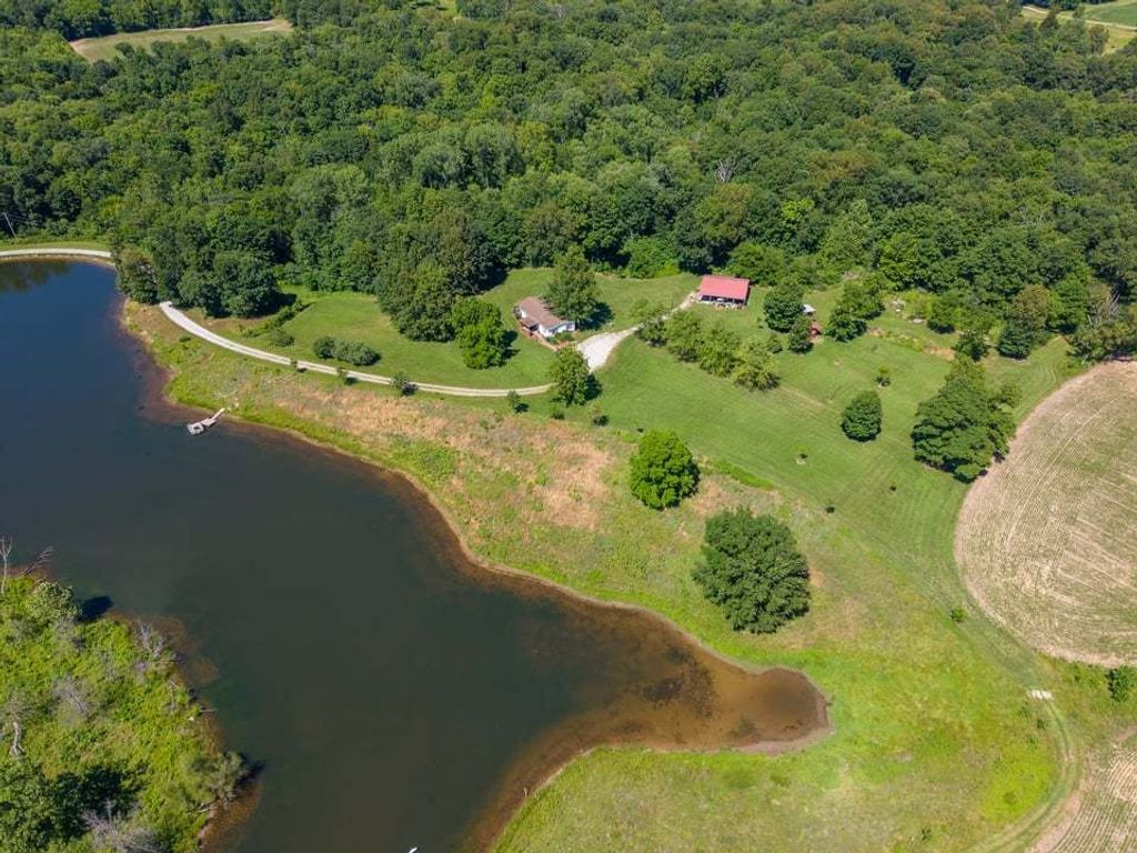 Image 24 of property listing at 3042 Cannon Gardens Road, Salem, IL 62881