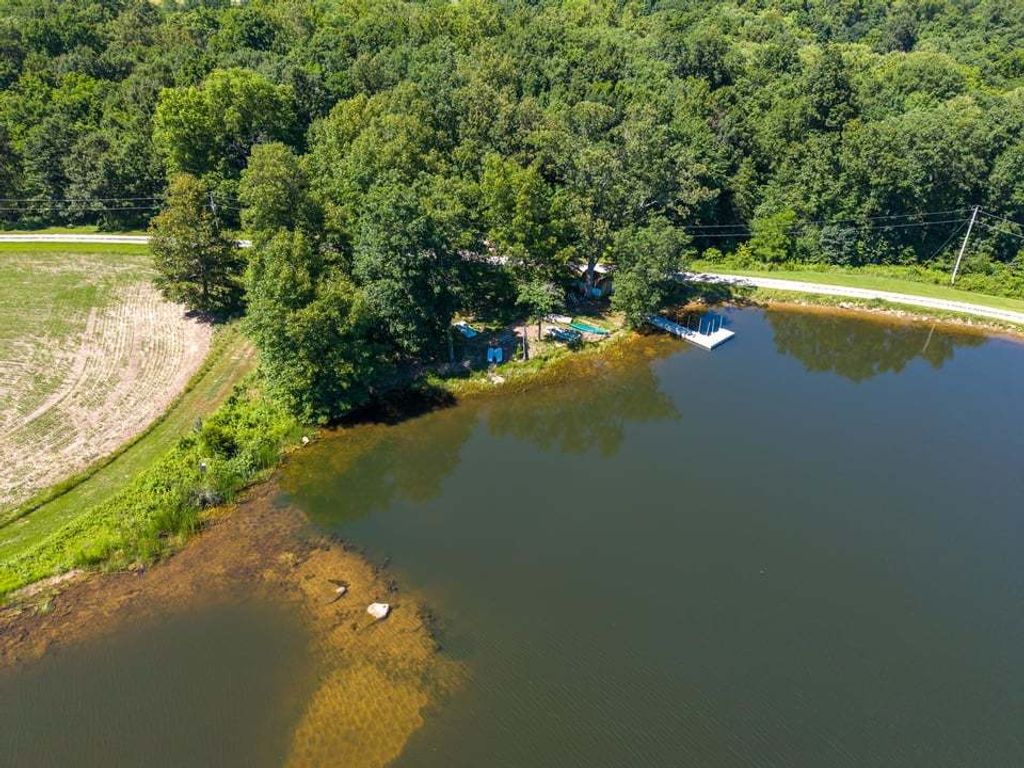 Image 25 of property listing at 3042 Cannon Gardens Road, Salem, IL 62881