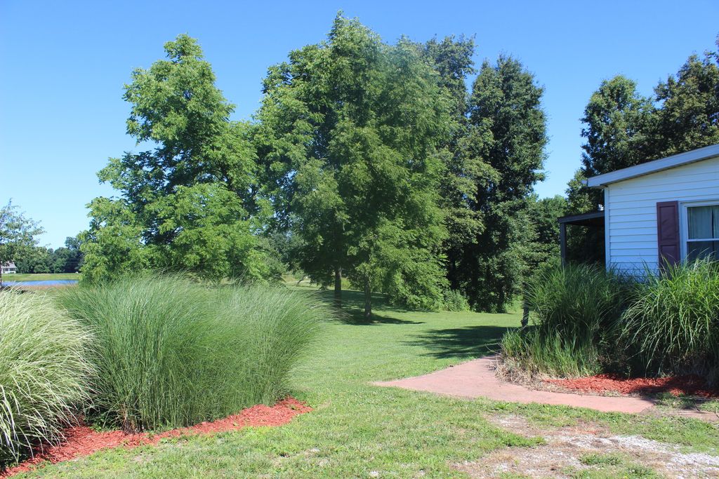 Image 4 of property listing at 3042 Cannon Gardens Road, Salem, IL 62881
