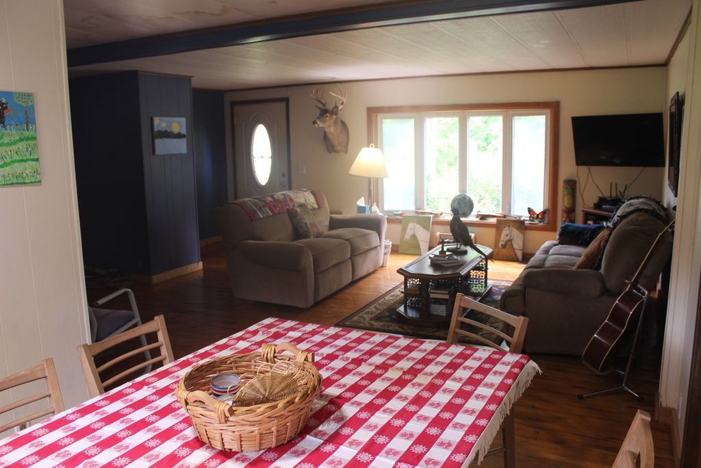 Image 7 of property listing at 3042 Cannon Gardens Road, Salem, IL 62881