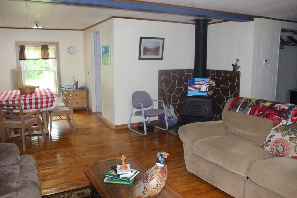Image 8 of property listing at 3042 Cannon Gardens Road, Salem, IL 62881