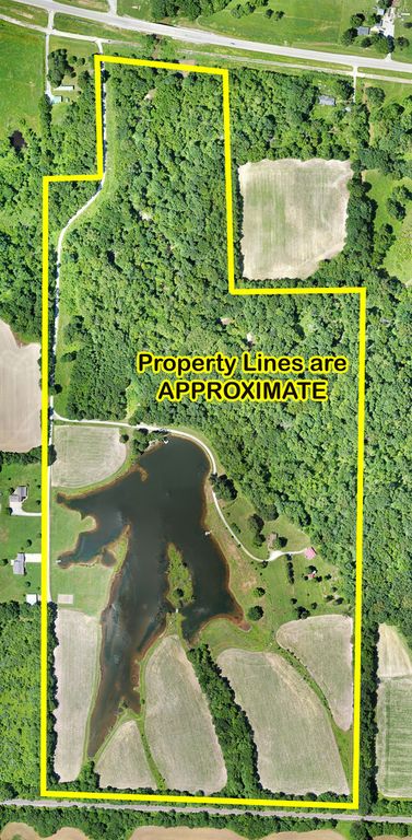 Image 9 of property listing at 3042 Cannon Gardens Road, Salem, IL 62881