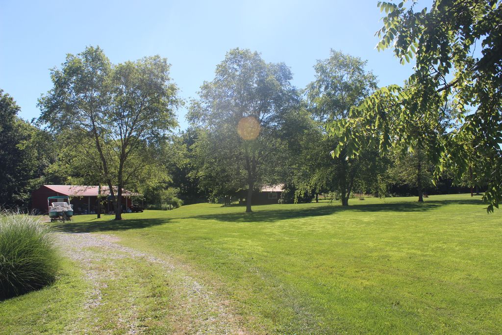 Image 10 of property listing at 3042 Cannon Gardens Road, Salem, IL 62881