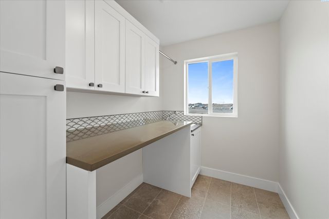 8406 Silver Mound Dr, Pasco, WA 99301