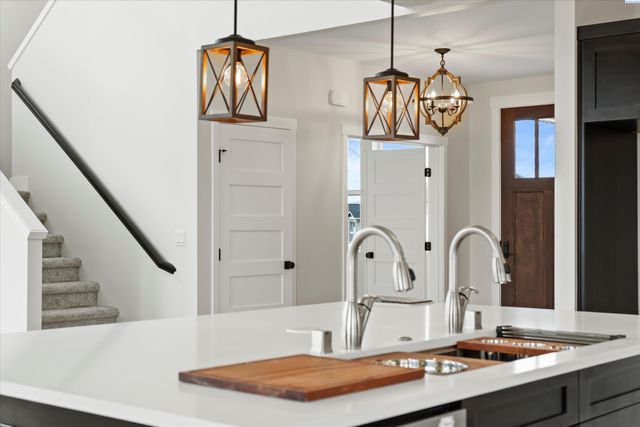 8406 Silver Mound Dr, Pasco, WA 99301