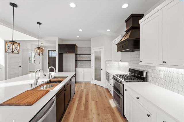 8406 Silver Mound Dr, Pasco, WA 99301