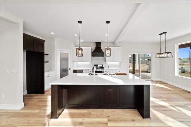 8406 Silver Mound Dr, Pasco, WA 99301